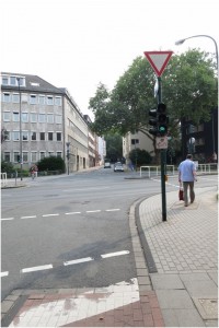 Induktionsschleife an der Kreuzung Rellinghauser Straße / Hohenzollernstraße (am unteren Bildrand gerade noch zu erkennen)